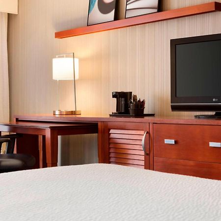 Courtyard By Marriott Champaign Hotel Exterior foto