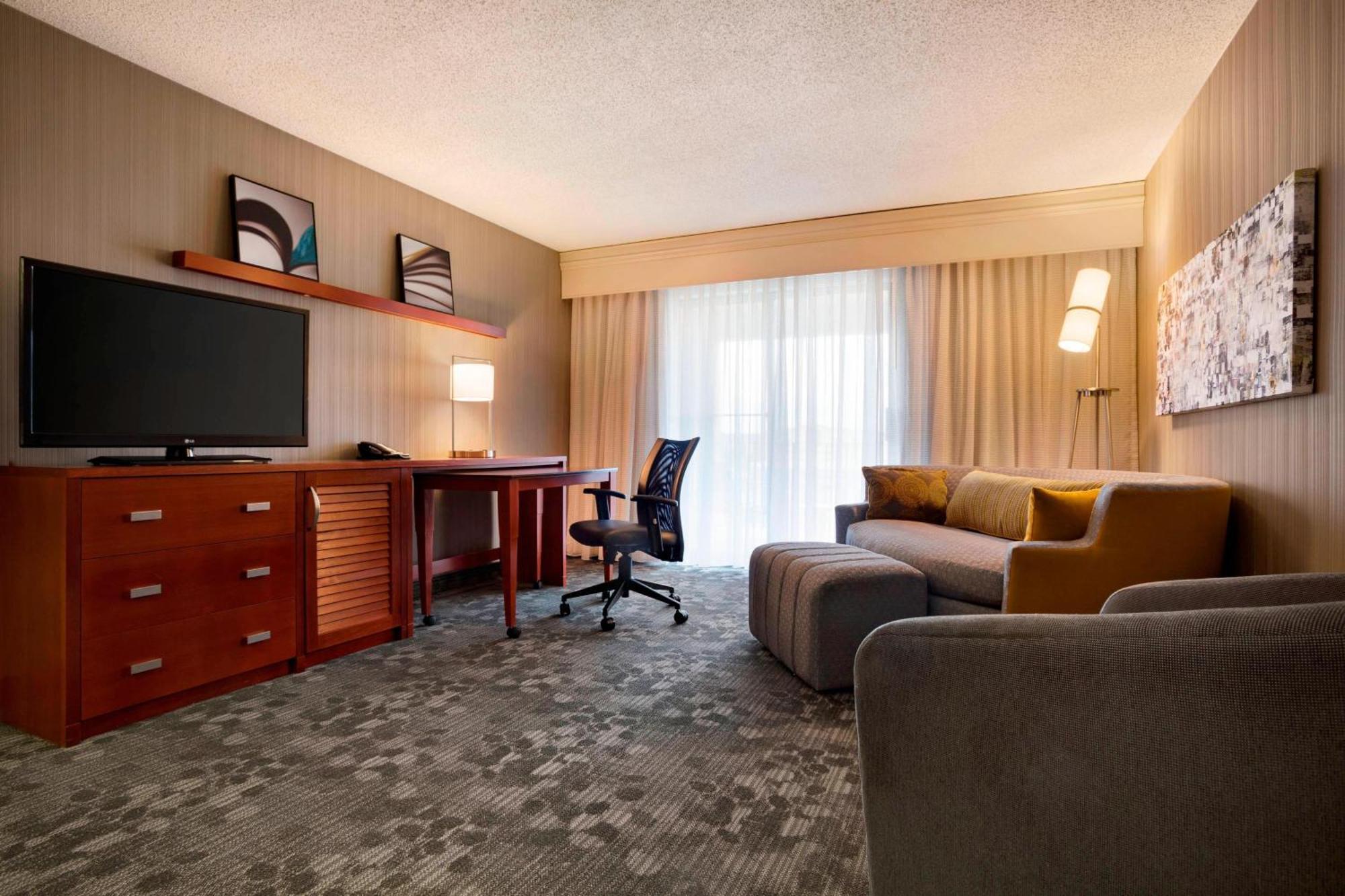 Courtyard By Marriott Champaign Hotel Exterior foto