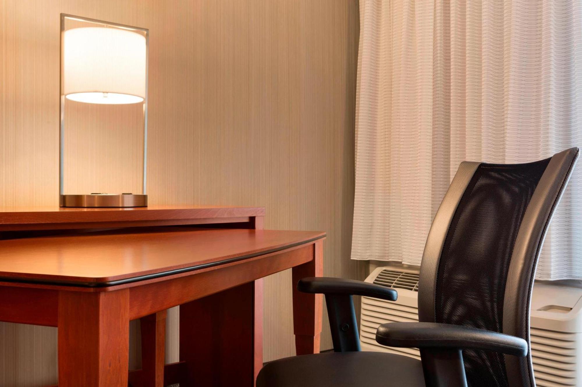 Courtyard By Marriott Champaign Hotel Exterior foto