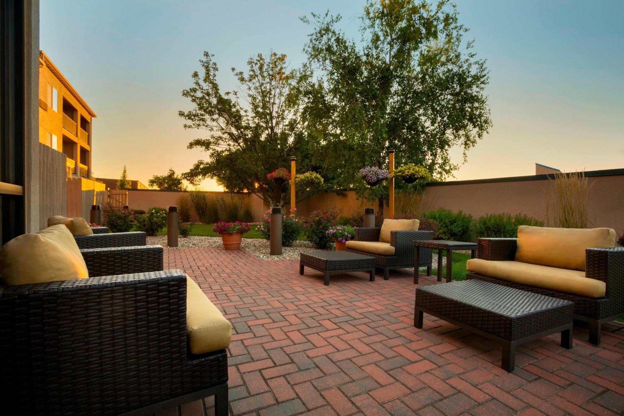 Courtyard By Marriott Champaign Hotel Exterior foto