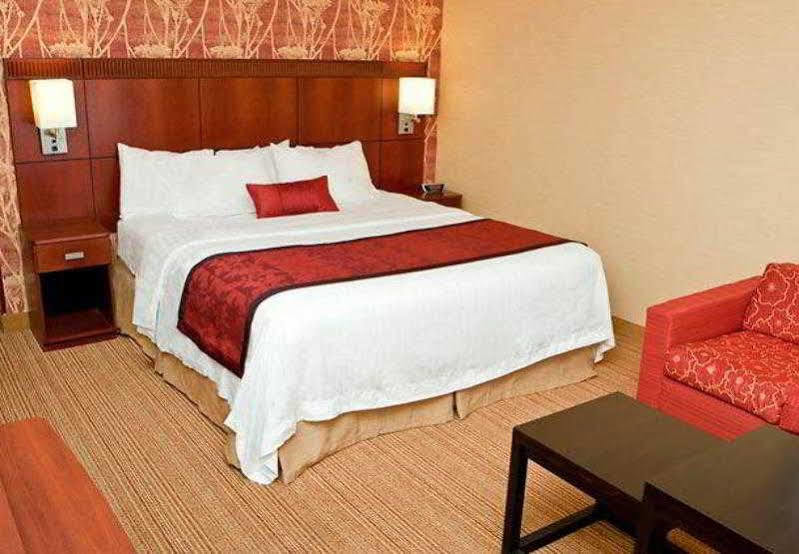 Courtyard By Marriott Champaign Hotel Exterior foto
